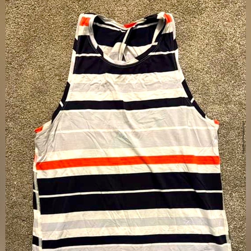 EUC lululemon shirt with tie back 
Size 8